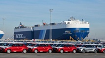 Terminal de transport de voitures dans le port de Zeebrugge